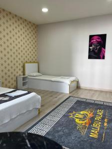 1 dormitorio con 2 camas y alfombra en malibu palaca en Estambul