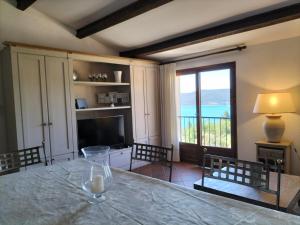 uma sala de estar com uma mesa e vista para o oceano em les aires em Sainte-Croix-de-Verdon