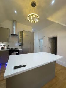 uma cozinha com um balcão branco num quarto em Penthouse APT 7 em Wolverhampton