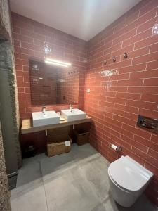 的住宿－Planalto Dourado，一间带两个盥洗盆和卫生间的浴室
