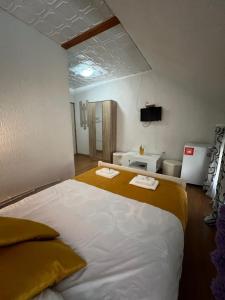 ein Schlafzimmer mit einem großen Bett mit zwei Handtüchern darauf in der Unterkunft CASA ARIAN in Haţeg