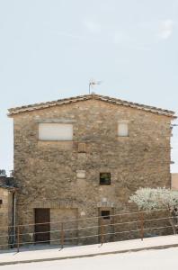 a large brick building with three windows on it at La Pomera in Ultramort