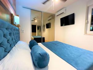 Postel nebo postele na pokoji v ubytování Apartment Makarska, panoramic sea & mountains view, Čuček
