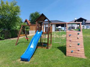 un parque infantil con tobogán y parque infantil en Chill Hill House en Sveti Martin na Muri