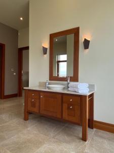 bagno con lavandino e specchio di Seabrook Lodge Clifden Connemara a Clifden