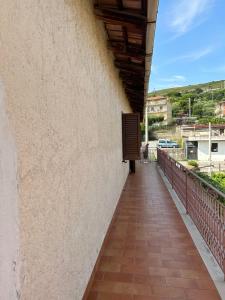 einen Gehweg an der Seite eines Gebäudes in der Unterkunft Casa vacanze Marina di Camerota in Marina di Camerota