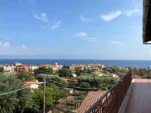 einen Balkon mit Stadt- und Meerblick in der Unterkunft Casa vacanze Marina di Camerota in Marina di Camerota