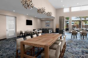 una sala de conferencias con mesa de madera y sillas en Residence Inn by Marriott Tustin Orange County en Tustin