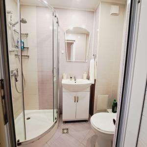 uma casa de banho com um chuveiro, um lavatório e um WC. em Apartment RELAX in the city center, free parking em Yambol