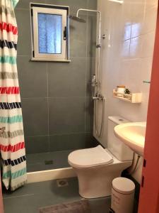 Kúpeľňa v ubytovaní Family maisonette 3min walk to the beach