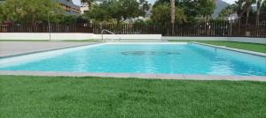 - une piscine d'eau bleue dans la cour dans l'établissement Residencial El Trenet 2 B, à Benicàssim