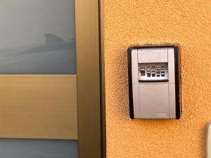 un cierre de una puerta con un teléfono público en Caccia Apartment, en Santa Teresa di Riva