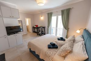 ザダルにあるLuxury room Ercegの大きなベッドとテレビのある寝室