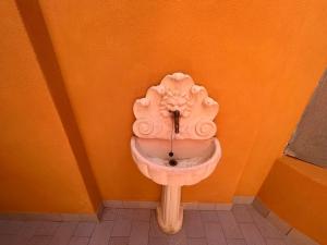 baño con aseo en una pared de color naranja en Caccia Apartment, en Santa Teresa di Riva 81 fotos más