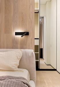 een slaapkamer met een bed en een muur met een spiegel bij Апарт Отель in Poti