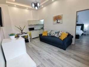 a living room with a couch and a kitchen at Iris's apartament in Sinaia