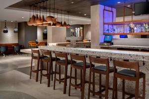 Lounge nebo bar v ubytování New York LaGuardia Airport Marriott