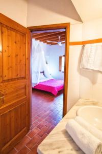 baño con lavabo y 1 cama en una habitación en Siroco Patmos Agriolivadi en Pátmos