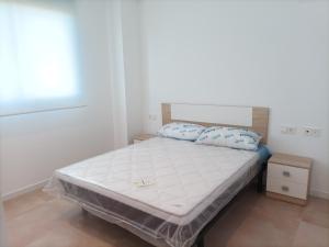 Een bed of bedden in een kamer bij Residencial El Trenet 2C