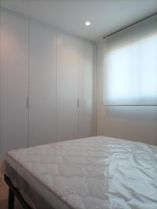Una cama o camas en una habitación de Residencial El Trenet 2C