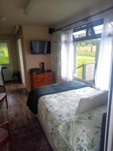 Ένα ή περισσότερα κρεβάτια σε δωμάτιο στο Peaceful ensuite lakeside cabin 'Tench'