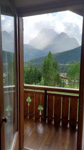Elle comprend un balcon offrant une vue sur la montagne. dans l'établissement Deliziosa mansarda con vista Dolomiti, à San Vito di Cadore