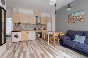 A kitchen or kitchenette at Lovely 2-bed flat in Tetuan by SharingCo.