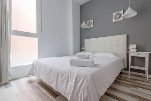 A bed or beds in a room at Lovely 2-bed flat in Tetuan by SharingCo.