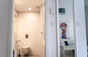 uma casa de banho branca com um WC e uma secretária em City Centre Praha 1 505 em Praga