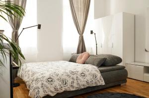 um quarto com uma cama e um sofá em City Centre Praha 1 505 em Praga