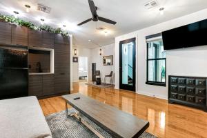 uma sala de estar com um sofá e uma mesa em Eclipse Rooftop Villa em Nova Orleans