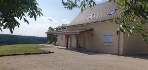 een wit huis met een dak en een oprit bij Maison en Périgord in Plazac
