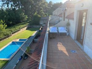 Bazén v ubytovaní "SANXENXO HOLIDAYS" ATICO CON GARAJE, BARBACOA y PISCINA A 5 MIN DEL CENTRO alebo v jeho blízkosti