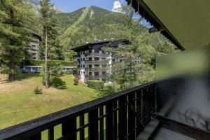 - un balcon avec vue sur un bâtiment dans l'établissement Résidence du Brévent - Chamonix Village, à Chamonix-Mont-Blanc