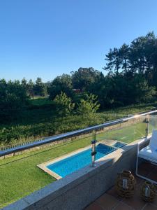 Bazén v ubytovaní "SANXENXO HOLIDAYS" ATICO CON GARAJE, BARBACOA y PISCINA A 5 MIN DEL CENTRO alebo v jeho blízkosti