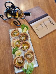 een bord oesters met citroenschijfjes op een tafel bij Apartments & Villa Tisno in Obrovac