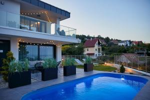 Bazén v ubytovaní Lake Spirit Boutique Apartments alebo v jeho blízkosti