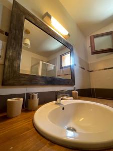 une salle de bain avec un lavabo et un grand miroir dans l'établissement T2 vue sur le parc de la vanoise, à Champagny-en-Vanoise