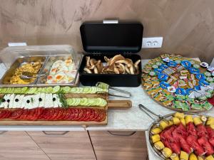 bufet z różnymi rodzajami żywności na stole w obiekcie Apart-Hotel President w Ulcinju