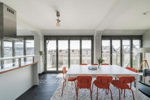 une cuisine et une salle à manger avec une table blanche et des chaises rouges dans l'établissement Apartments next to Schönbrunn - Free Parking !!!, à Vienne