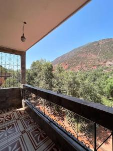 a balcony with a view of a mountain at Appartement avec belle vue à ourika Oulmes in Marrakech