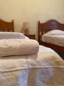 a room with two beds and a lamp on a table at Apartamento Varanda do Sol in Amora