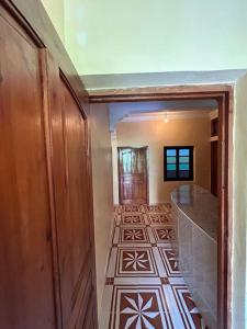 een hal met een kamer met een vloer met tegels bij Appartement avec belle vue à ourika Oulmes in Marrakesh