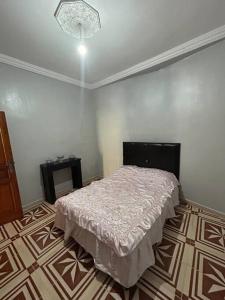 een slaapkamer met een bed in de hoek van een kamer bij Appartement avec belle vue à ourika Oulmes in Marrakesh