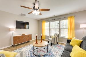 ein Wohnzimmer mit Sofa und Fernseher in der Unterkunft Charming North Charleston Townhome - Pets Welcome! in Charleston