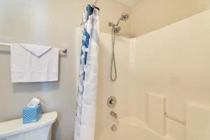 ein Bad mit Dusche und Duschvorhang in der Unterkunft Charming North Charleston Townhome - Pets Welcome! in Charleston + 21 Fotos