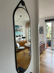 einen Spiegel in einem Zimmer mit Esszimmer in der Unterkunft Appartement entre ville et plage in Dunkerque