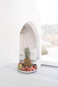 un plato de fruta sentado en una mesa en Dodomar Selection, en Perissa