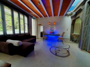 a large living room with couches and a table at zentral club electrón- jacuzzi. in Belmonte de Miranda