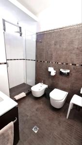 a bathroom with a shower and a toilet and a sink at Loft de lujo ubicado en zona inmejorable Altamira in Caracas